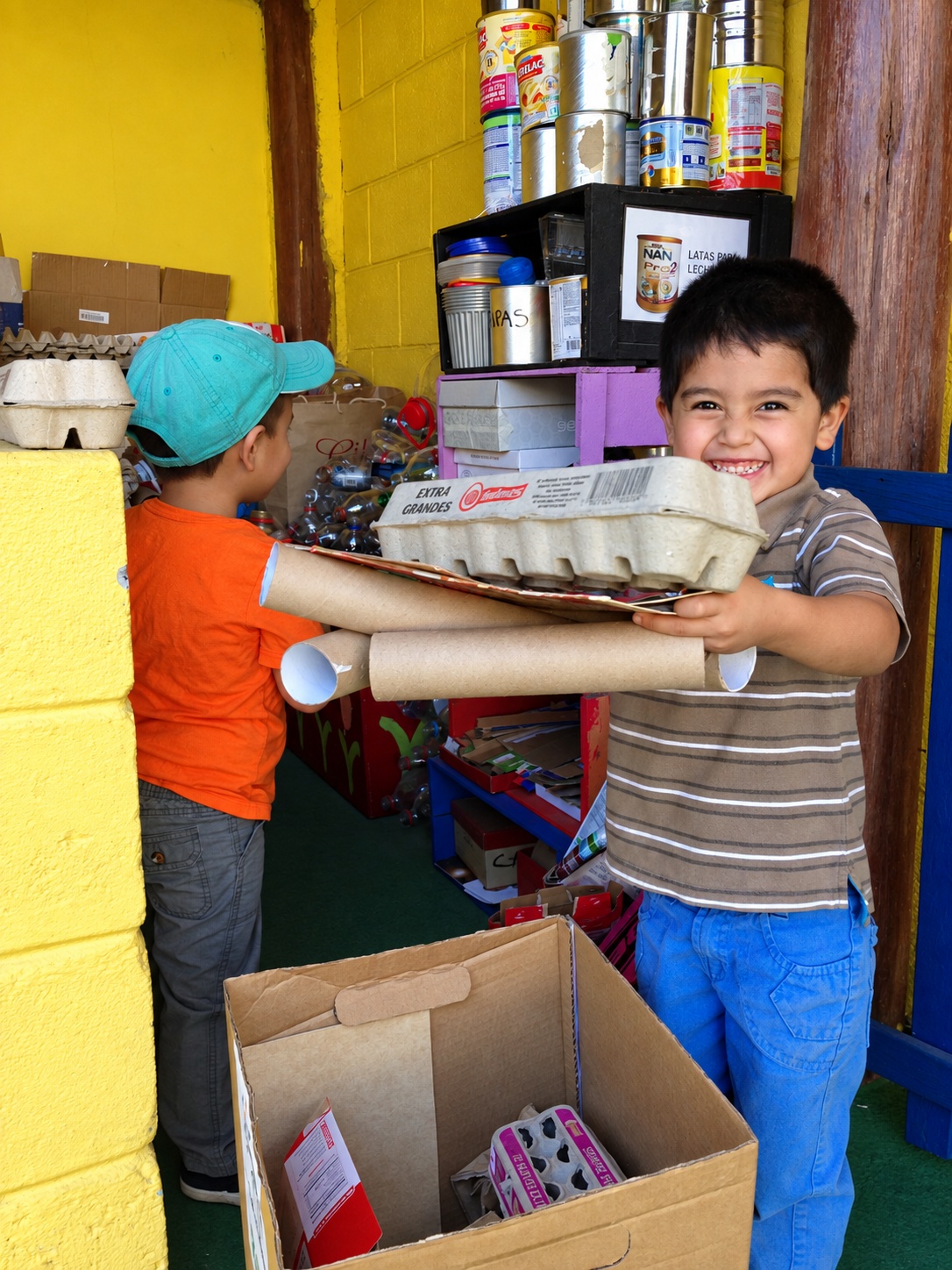 Niños reúnen cartón, envases y otros materiales para reutilizarlos