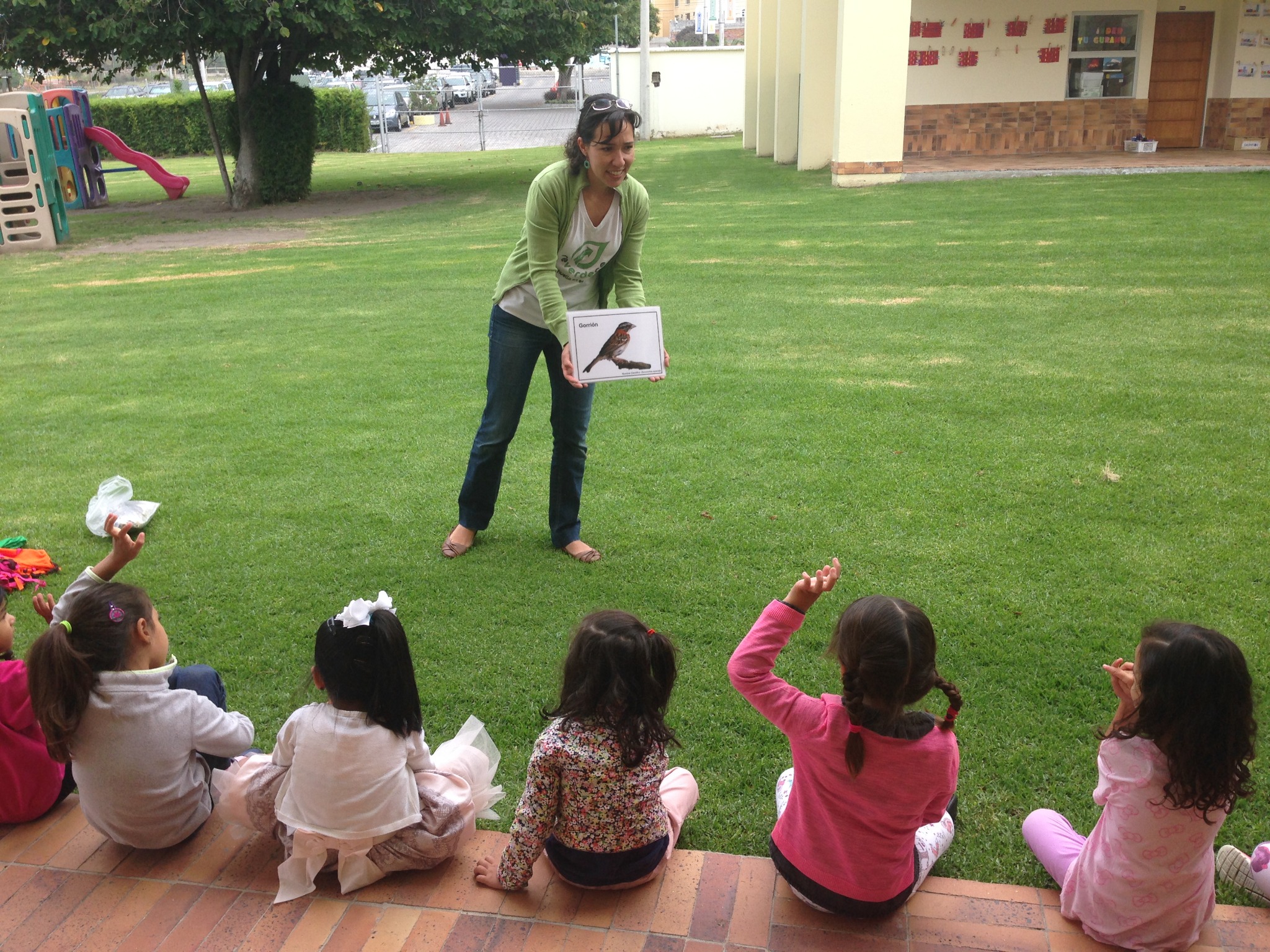 Daniela de la Torre guía una actividad de educación ambiental