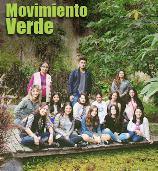 Grupo de jóvenes del Movimiento Verde reunido junto a una poza
