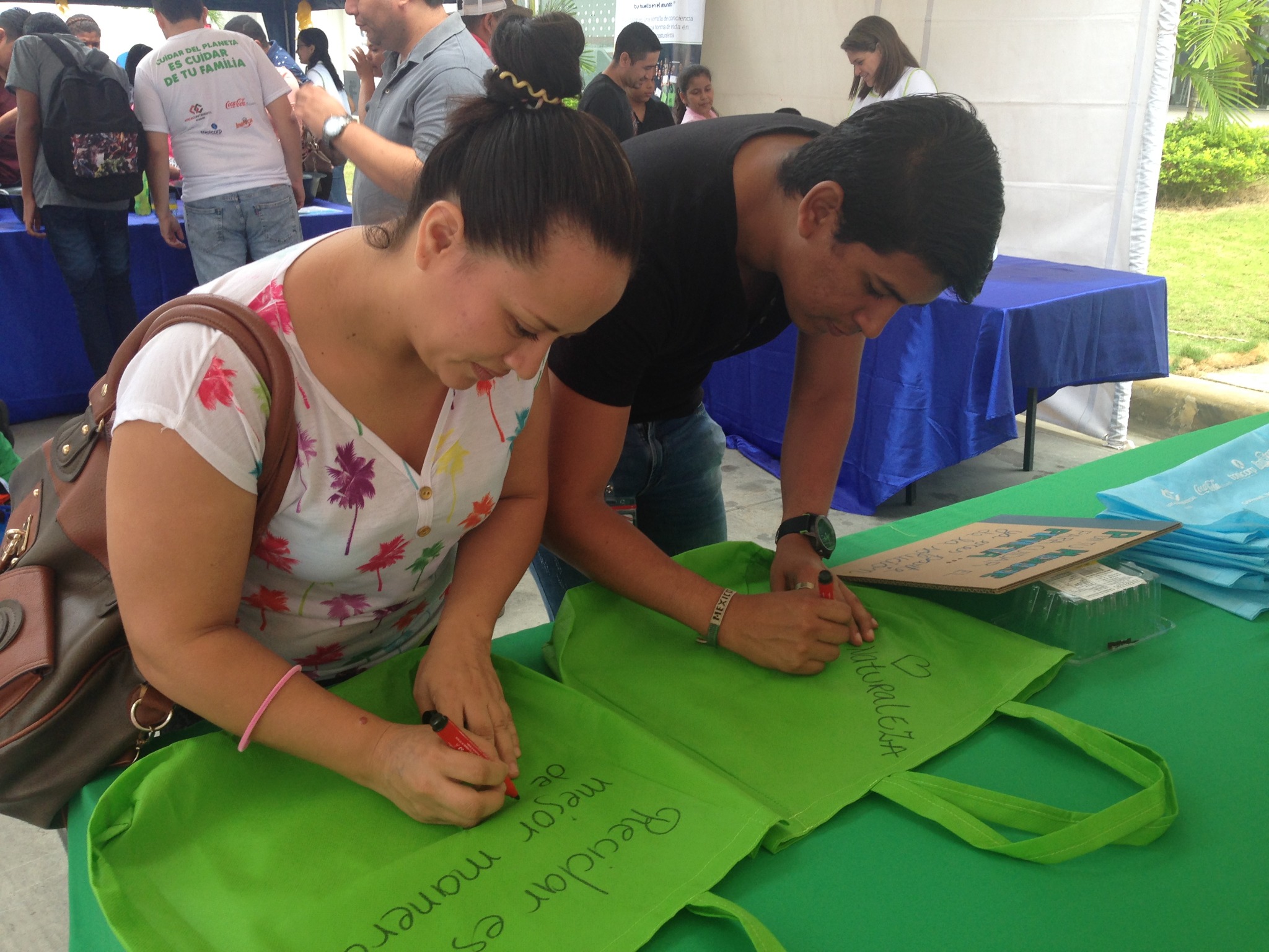 Participantes crean materiales en una feria ambiental