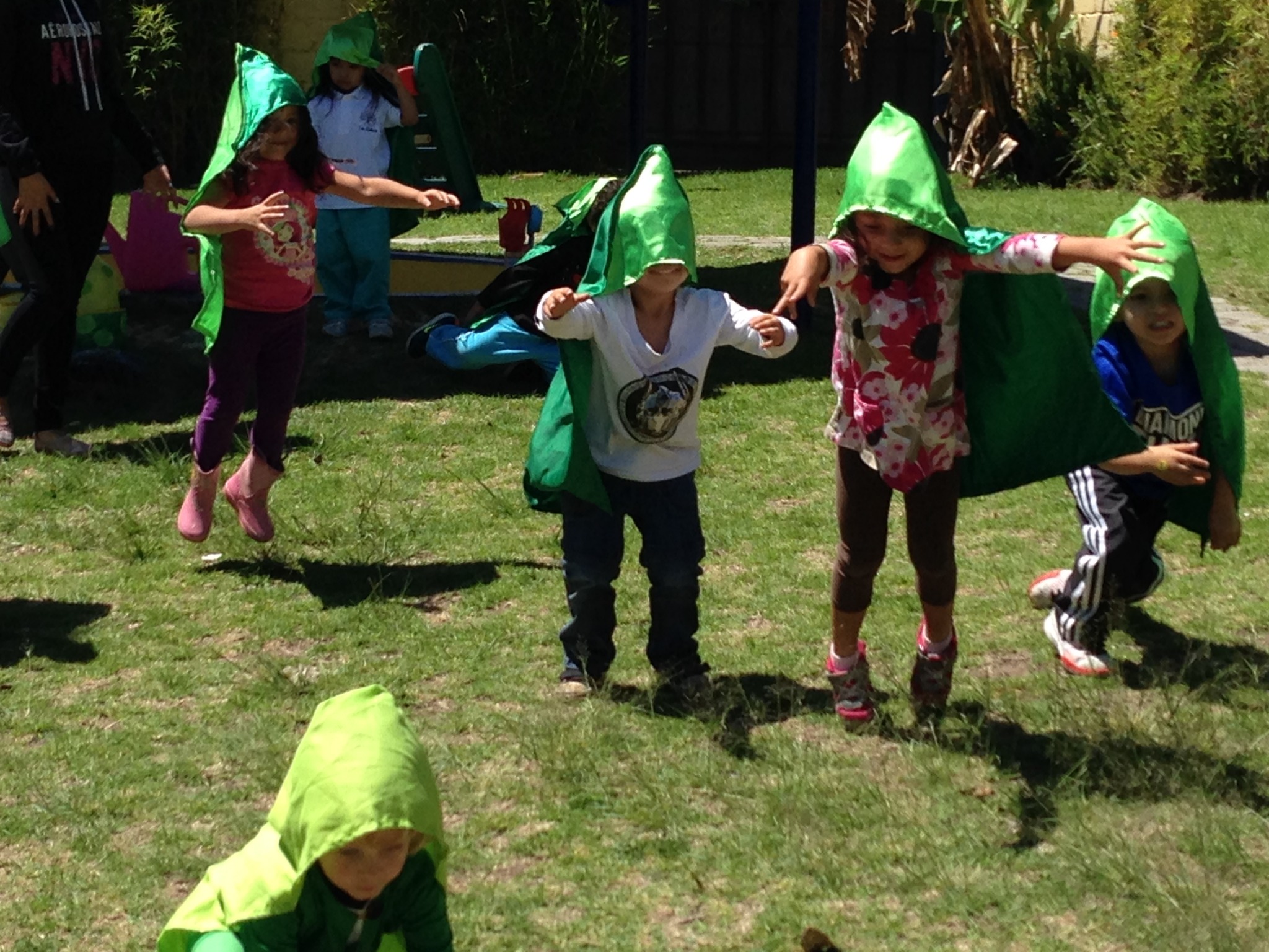Niños participan en un juego de ranitas al aire libre